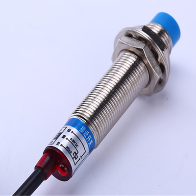 Sensores de proximidade indutivos OMS E2B-S08KN02-MC-B1 versáteis para várias aplicações